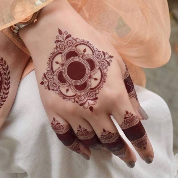 Khaleeji Henna Tattoos with Elegant Arabic Inspired Henna Design